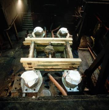Henrichshütte: Vorbereitungen in der Grube vor dem Einsetzen des neuen Tischholms der Stahlpresse