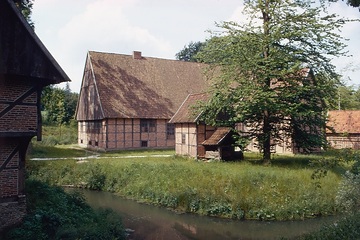 LWL-Freilichtmuseum Detmold, Münsterländer Gräftenhof: Haupthaus von 1787 mit Backhaus von 1695