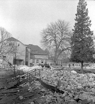 Provinzial-Heilanstalt Lengerich, 1950: Abriss der Innenhofmauern an der Frauenstation während der Neugestaltung des Klinikgeländes in den 1950er Jahren.
