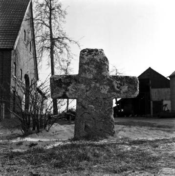 Mittelalterliches Wegekreuz aus Kalkstein bei Füchtorf, gedeutet als Grenzmarkierung