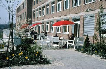 Westfälisches Landeskrankenhaus für Psychiatrie Lengerich, um 1975: Stationshaus mit Gartenterrasse - Neubau aus der Erweiterungsphase 1967-1970.