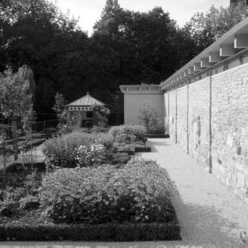 Garten des Bischofspalais, Domplatz/Pferdegasse: Barock gestalteter Ziergartenbereich mit Pavillon