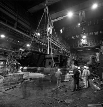 Henrichshütte: Arbeiter beobachten das Herausheben des alten Tischholms einer Stahlpresse