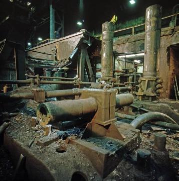Henrichshütte: "Stahlgewirr" in der Grube nach dem Herausheben des alten Tischholms einer Stahlpresse
