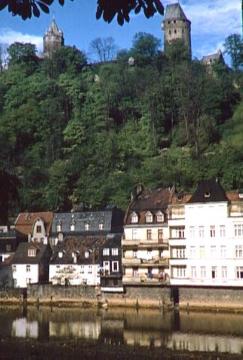 Häuser an der Lenne mit Blick auf die Burg Altena