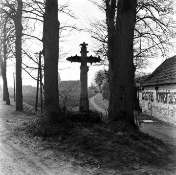 Steinernes Wegekreuz bei Füchtorf