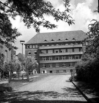 Provinzial-Hebammenanstalt Paderborn, Säuglingsklinik (Rückfront), 1951. Gründung 1873, ab 1953 Landesfrauenklinik des Landschaftsverbandes Westfalen-Lippe.