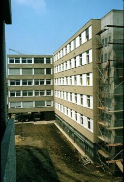 Fertiggestellte Gebäudepartie der Westfälischen Landesklinik Paderborn - Klinik für Psychiatrie, Psychotherapie und Psychosomatik, eröffnet 1975.