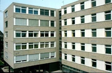 Fertiggestellte Gebäudepartie der Westfälischen Landesklinik Paderborn - Klinik für Psychiatrie, Psychotherapie und Psychosomatik, eröffnet 1975.
