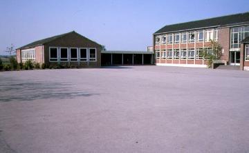 Ludgerus-Schule in Albersloh, Schulhof mit Teil des Hauptgebäudes und einem Nebengebäude