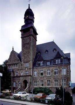 Das schiefergedeckte Rathaus von Alt-Wetter mit Standbild des Freiherrn vom Stein