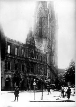 Tabakwaren Wilhelm Fincke: Brand im Stammgeschäft an der Hammer Straße während des 2. Weltkrieges - im Hintergrund die St. Josefskirche