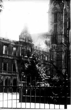 Tabakwaren Wilhelm Fincke: Brand im Stammgeschäft an der Hammer Straße während des 2. Weltkrieges - im Hintergrund die St. Josefskirche
