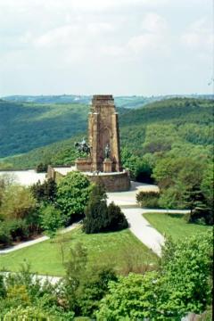Kaiser-Wilhelm-Denkmal und Park auf der Hohensyburg von Osten