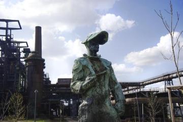 "Hüttenmann" - Denkmal zur Ehren der Stahlwerker am ehemaligen Hochofenwerk Phoenix-West in Dortmund-Hörde (Phoenix-Platz) - stillgelegt 1998, heute Industriedenkmal.
