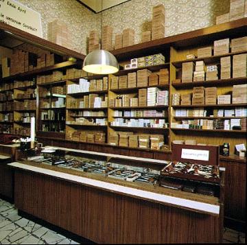 Tabakwaren Wilhelm Fincke, Prinzipalmarkt: Ladentheke und Warenregale im Verkaufsraum