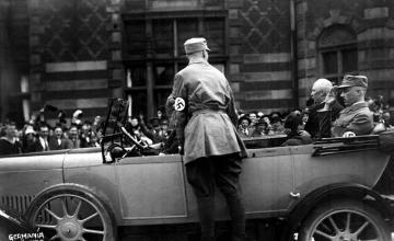 General Erich Ludendorff und NSDAP-Funktionär Franz Pfeffer von Salomon 1924 beim sogenannten "Deutschen Tag" vor dem münsterschen Hauptbahnhof