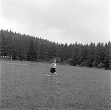 Schulfest, Provinzial-Blindenanstalt Warstein: Blinde Schülerin beim 100 Meter-Lauf