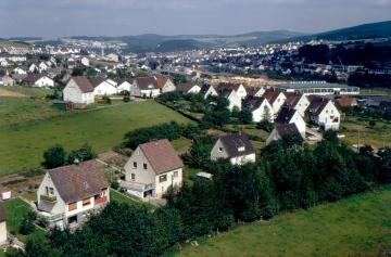 Einfamilienhaussiedlung am Ortsrand mit Blick auf die Stadt