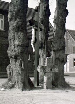 Holzkruzifix und Steinkreuz, welches als mittel- alterliche Grenzmarkierung gedeutet wird (Milte)