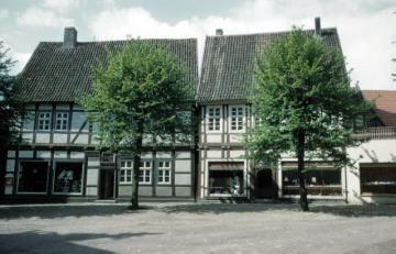 Delbrück-Kirchplatz 1976: Fachwerkhäuser des 17.-19. Jh. im Kirchenrundling an der St. Johannes Baptist-Kirche, Zeugen der Viertelsentstehung als Kirchhöfnersiedlung.