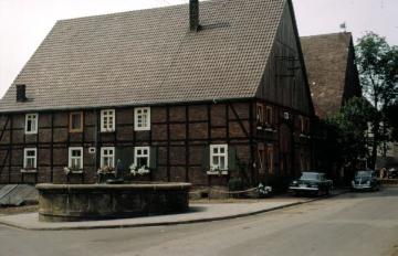 Fachwerkhäuser und Dorfbrunnen in Vörden