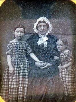 Eine Baseler Großmutter mit ihren Enkelinnen, Daguerreotypie