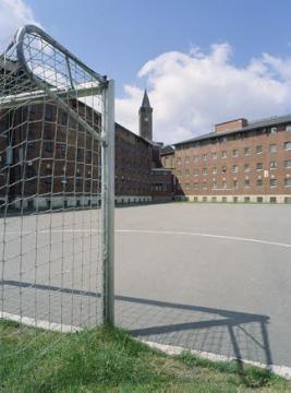 Justizvollzugsanstalt Münster, Gartenstraße 26: Blick auf die Gefängnistrakte und den Sportplatz