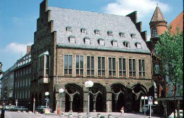 Das Rathaus am Markt mit Laubengang mit gotischem Maßwerk aus dem 13. Jahrhundert