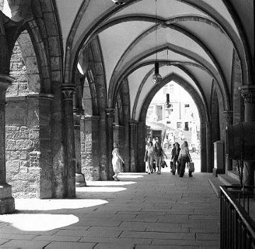 Mittelalterlicher Laubengang des Rathauses mit gotischem Kreuzgratgewölbe