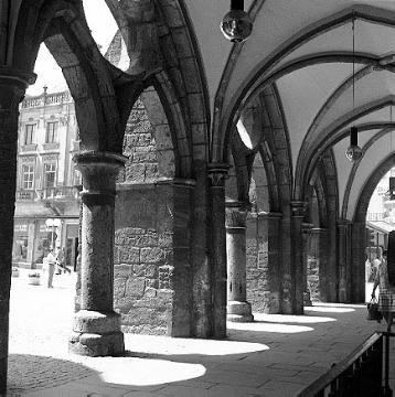 Mittelalterlicher Laubengang des Rathauses mit gotischem Kreuzgratgewölbe und Maßwerk