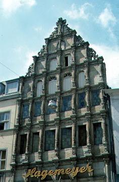Haus Hagemeyer im Scharn: sechsachsige, aufwendig gestaltete Fassade von 1592 im Stil der Weserrenaissance