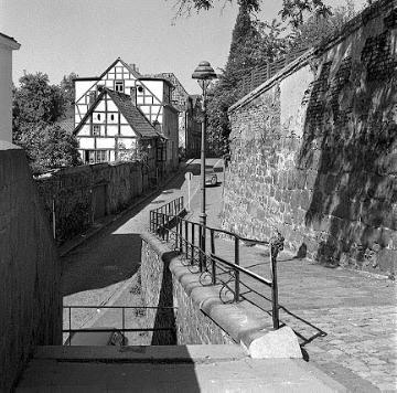 Blick in die Gasse am Weingarten mit Stützmauer an der Simeoniskirche