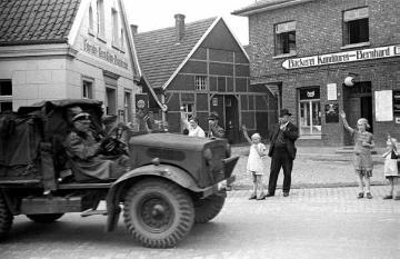Ein Truppenverband der Waffen-SS verläßt das Dorf, Schaulustige vor der Gastwirtschaft Gudel. Die SS-Einheit aus Österreich war von Herbst 1939 bis Frühjahr 1940 in Raesfeld einquartiert .