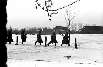 Die in Raesfeld einquartierte Einheit der Waffen-SS übt den Winterkrieg. Die österreichische SS-Einheit war von Herbst 1939 bis Frühjahr 1940 in Raesfeld stationiert..