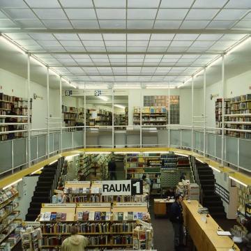 Stadtbibliothek im Krameramtshaus, Alter Steinweg (bis 1994): Blick in die Erdgeschoßhalle und Büchergalerie