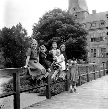 Kinder der Familie Albersmeier vor dem Schloss