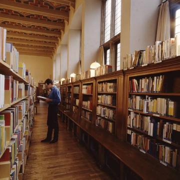 Stadtbibliothek im Krameramtshaus, Alter Steinweg (bis 1994): Blick in den Büchersaal