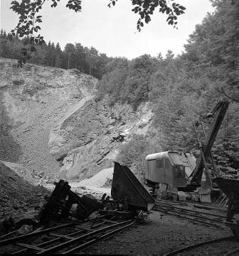 Schaufelbagger und Kippwagen in einem Steinbruch bei Bestwig