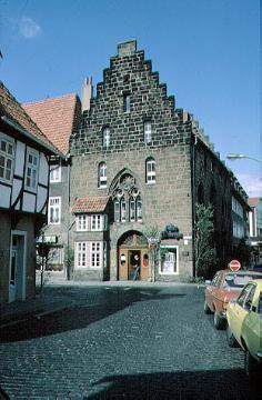 Brüderstraße 2, Alte Münze: ältestes, im Kern romanisches Steinhaus der Stadt aus dem frühen 13. Jh. mit gotischen Veränderungen und Renaissance-Erker