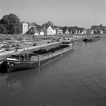 Anlegestelle auf der Weser mit Blick zu einer Häuserzeile am Ufer