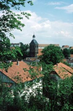 Blick über die Stadt auf die evangelische Stadtkirche, ehem. St. Georg-Kirche
