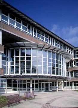 Westf. Schule für Körperbehinderte, Bodelschwingstr. 9: Eingangsbereich des neuen Hauptgebäudes, Hofseite