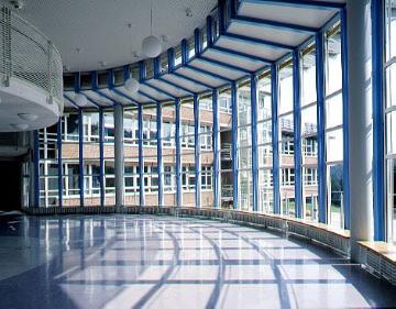 Westf. Schule für Körperbehinderte, Bodelschwingstr. 9: Gläserner Rundbau am Portal des neuen Hauptgebäudes