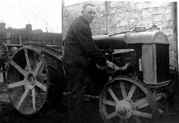 Hermann Buschmeyer (geb. 5.10.1903) mit Traktor vor der Landmaschinenwerkstatt Franz Buschmeyer in Bad Laer