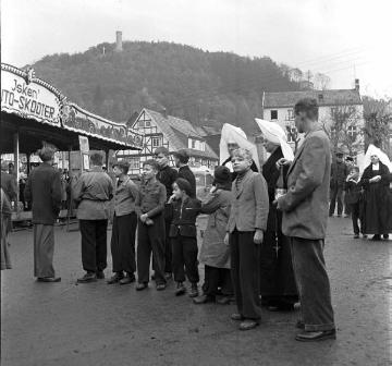 Vinzentinerinnen mit ihren Zöglingen aus dem St. Johannes-Stift Marsberg (Westfälische Klinik für Kinder- und Jugendpsychiatrie) besuchen die Allerheiligenkirmes in Marsberg, November 1955.