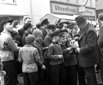 Zöglinge aus dem St. Johannes-Stift Marsberg (Westfälische Klinik für Kinder- und Jugendpsychiatrie) besuchen die Allerheiligenkirmes in Marsberg, November 1955.