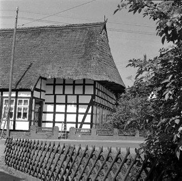 Strohgedecktes Bauernhaus in Fachwerkbauweise bei Eilhausen