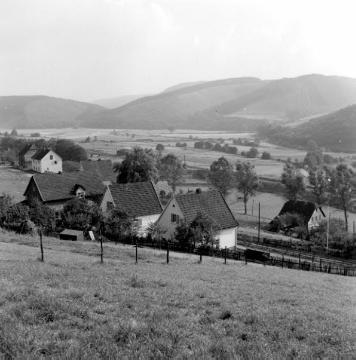 Das Dorf Listernohl im Biggetal Nähe Erbscheid und Bigge-Lister-Mündung, geflutet mit dem Einstau des Biggesees 1965 (Ansicht von Süden)