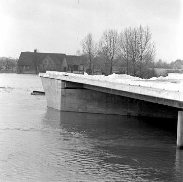 Gehöft und Partie der Brückenbaustelle Schiffahrter Damm im Hochwasser der Ems-Werse-Mündung bei Gelmer